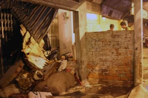 Xe máy tông sập tường nhà dân ở TP.HCM, tài xế chết tại chỗ