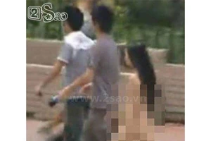 Cô gái trẻ khỏa thân thản nhiên đi bộ trên đường