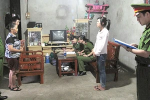 Bắt khẩn cấp 2 người bán "hòn đá tự đổ mồ hôi"