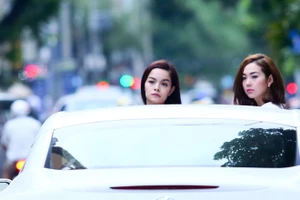 Minh Hằng, Phạm Quỳnh Anh gây chú ý vì mặc váy ngắn trên phố