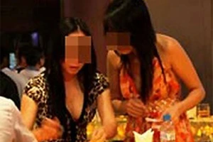 Xin làm tiếp tân, bị đề nghị khỏa thân cho xem... 3 vòng