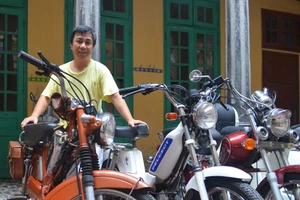 Người nghệ sĩ kỳ lạ bán hết đồ đạc mua xe độc