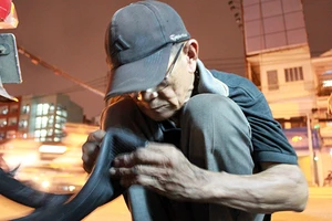 Người thợ già 23 năm vá xe