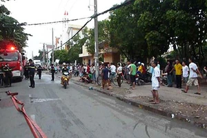 Chung cư phát hỏa hàng chục người tháo chạy 