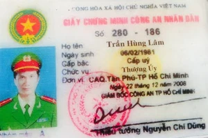 Lật tẩy kẻ giả công an ép xe người đi đường