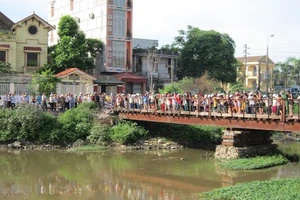 Thi thể nữ đang phân hủy trôi trên sông ở Thanh Hóa