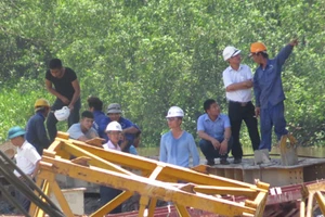 Sập cẩu công trường cầu Lạch Tray, 2 người chết