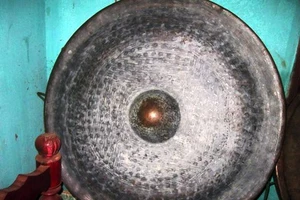 Đào bắt dúi, phát hiện 8 chiếc chiêng cổ