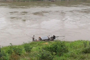 Thiếu nữ nhảy cầu tự tử, thi thể mắc kẹt dưới chân cầu