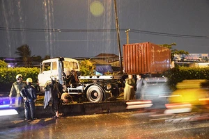 Container làm "xiếc" khiến quốc lộ 1A hỗn loạn