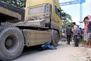 Đổ dốc cầu, xe đầu kéo cuốn 2 mẹ con chết thảm