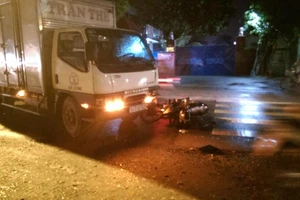 Nam thanh niên đâm thẳng đầu xe tải