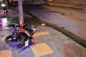 Nam thanh niên tông xe taxi, chân gãy vắt chéo lên bụng