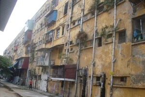 Sập ban công nhà tập thể 100 năm tuổi, một người chết