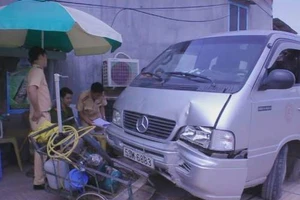 Tai nạn liên hoàn khi quay đầu xe