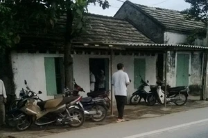 Ông chủ quán tẩm quất bị người tình của nhân viên đâm chết