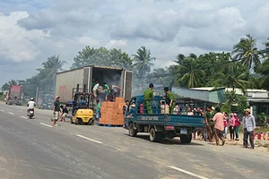 Container chở đầy thanh long bốc cháy