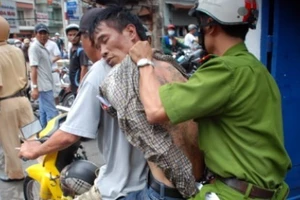 Thiếu tá cảnh sát bị chém đứt gân tay vẫn đuổi bắt cướp