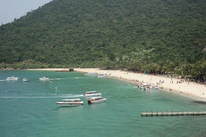 Cháy sáu nhà hàng lợp lá dừa ở đảo Cù Lao Chàm