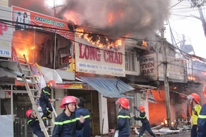 Cháy lớn thiêu rụi hơn chục nhà mặt tiền tại TP Buôn Ma Thuột