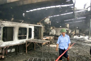 Kho hàng hơn 4.800 m2 chìm trong lửa