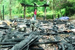 Cháy nhà sàn 5 gian, cả gia đình phá vách chạy thoát