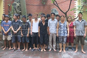 “Phi thân” từ tầng hai như phim hành động, sáu con bạc gãy chân