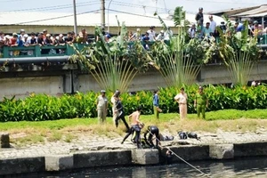 Hàng trăm người đứng xem vớt thi thể thanh niên chết đuối