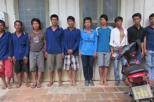 Hai nhóm bốc vác miền Tây cầm dao lao vào hỗn chiến