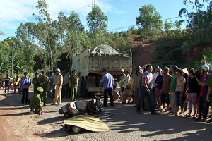 Va quẹt với xe tải, một kế toán trưởng chết tại chỗ