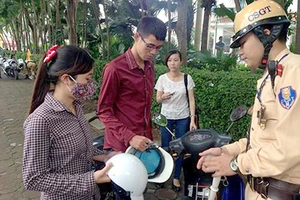 Hà Nội: Bốn trên 21 mẫu mũ bảo hiểm đạt chuẩn