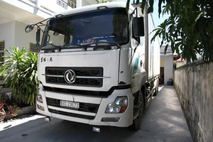 Xe đông lạnh chở hàng chục nghìn bao thuốc lá lậu