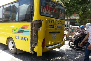 Xe khách bị đâm vỡ đuôi, hành khách hoảng loạn