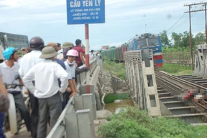 Người nằm vắt ngang đường sắt sau khi bị tàu hỏa tông