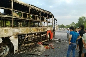 Xe giường nằm chở 40 người cháy rụi khi đang chạy