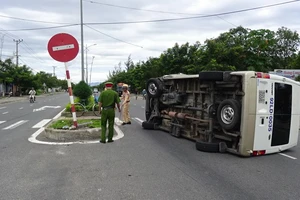 Tránh người tâm thần, xe khách bị lật
