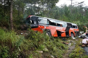 Xe đâm vách núi, 3 người chết, 11 người đa chấn thương