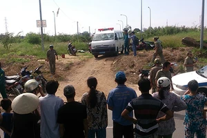 Người đàn ông bị cắt cổ nằm chết trên bãi cỏ