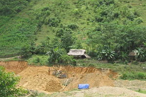 Phanh phui “vàng tặc”, phóng viên bị phó chủ tịch xã đòi cắt chân