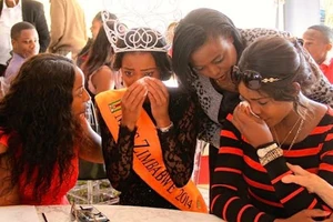 Hoa hậu Zimbabwe trả vương miện vì lộ ảnh nude