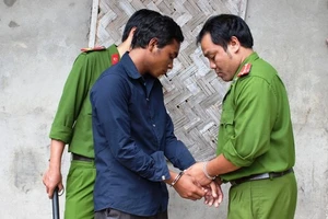 Nhờ về nhà trông con, hiếp dâm bé gái 13 tuổi