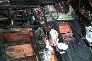 Kéo vợ khỏi đám cháy đưa đi cấp cứu, mặc đồ đạc bị thiêu rụi