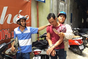 “Hiệp sĩ” đá văng dao phay trên tay tên trộm