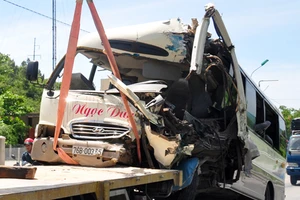 Ôtô khách đấu đầu xe giường nằm, nhiều người văng xuống đường