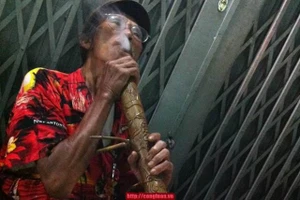 "Dị nhân" Văn Thùy - Hết khâu thơ lại vá răng