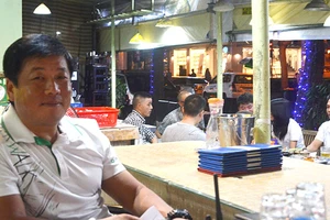 Ông Woo bán thịt nướng