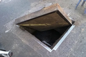 Hố ga giữa đường Sài Gòn nổ lớn, kẹt xe nghiêm trọng