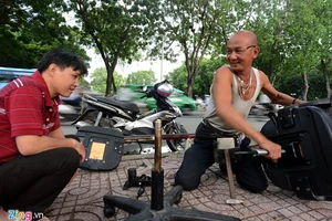 Tiệm sửa ghế di động của ông Tuấn 'trọc' ở Sài Gòn