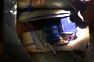 Xe Toyota Camry của ông chủ hiệu cầm đồ ở vùng biên bị đặt mìn