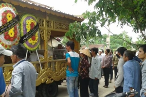 Cái chết bí ẩn của thanh niên bị vứt trước cổng nhà